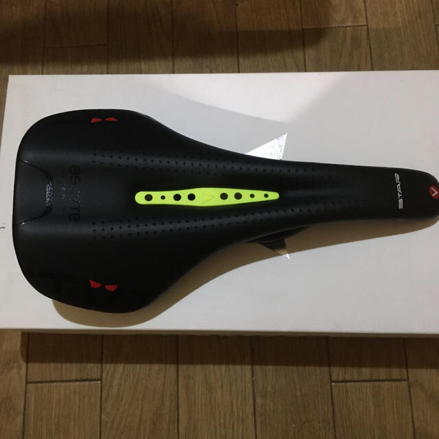 自転車astvte  アスチュート　STAR LITE サドル ロード クロス 美品