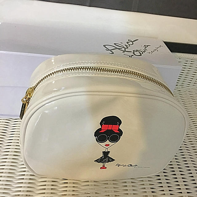 Alice+Olivia(アリスアンドオリビア)のAlice＆Olivia新品ビッグポーチ レディースのファッション小物(ポーチ)の商品写真