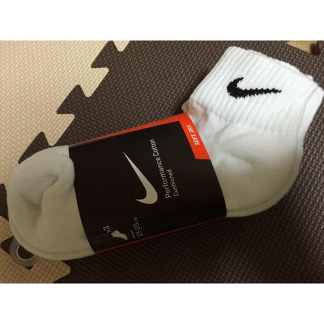 NIKE(ナイキ)の送料込☆NIKE☆ホワイト★ラスト1足 レディースのレッグウェア(ソックス)の商品写真