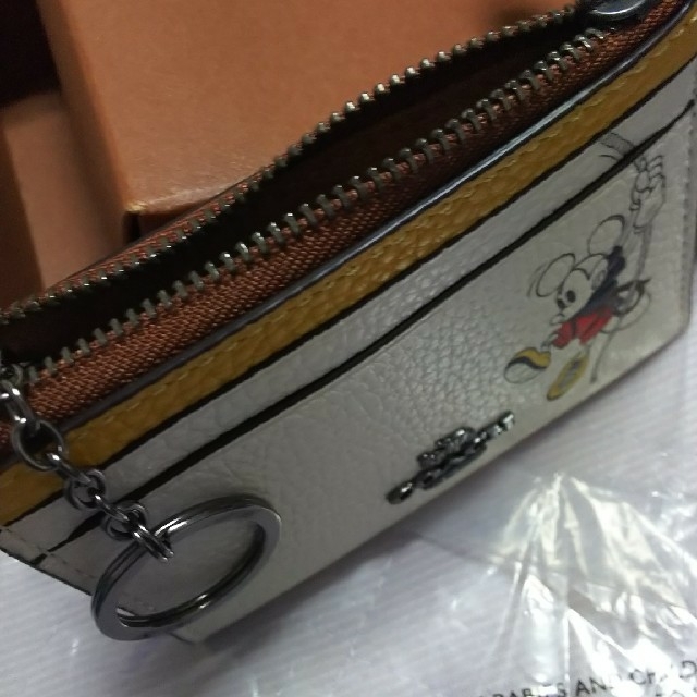 COACH(コーチ)のCOACH キーリング付きパスケース Disney ミッキー  ホワイト レディースのファッション小物(名刺入れ/定期入れ)の商品写真