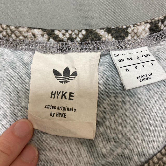 HYKE(ハイク)のHYKE × adidas originals パイソン Tシャツ レディースのトップス(Tシャツ(半袖/袖なし))の商品写真