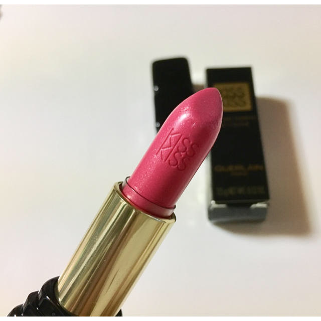 GUERLAIN(ゲラン)の定価  ４６４４円●送料無料●ゲラン●キスキス●372番ラズベリーピンク口紅 コスメ/美容のベースメイク/化粧品(口紅)の商品写真