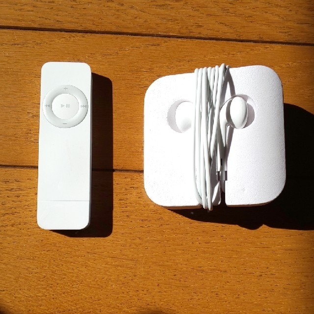 送料込み Apple iPod shuffle M9724J/A 512MB  スマホ/家電/カメラのオーディオ機器(ポータブルプレーヤー)の商品写真