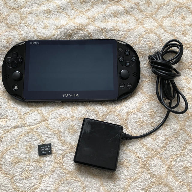 PlayStation Vita(プレイステーションヴィータ)のPSP vita  PCH-2000 本体 メモリ付 エンタメ/ホビーのゲームソフト/ゲーム機本体(携帯用ゲーム機本体)の商品写真