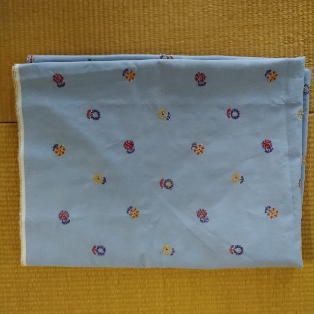 刺繍入りコットン生地 ハンドメイドの素材/材料(生地/糸)の商品写真
