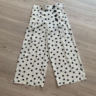 ザラ(ZARA)のZARA 白ドットワイドパンツ　S(カジュアルパンツ)