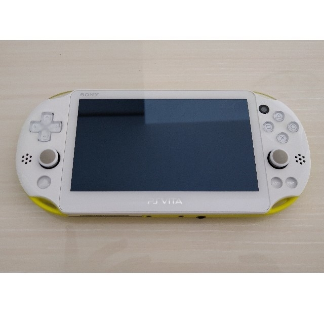 PlayStation Vita(プレイステーションヴィータ)のSONY PlayStationVITA 本体  PCH-2000 ZA13 エンタメ/ホビーのゲームソフト/ゲーム機本体(携帯用ゲーム機本体)の商品写真