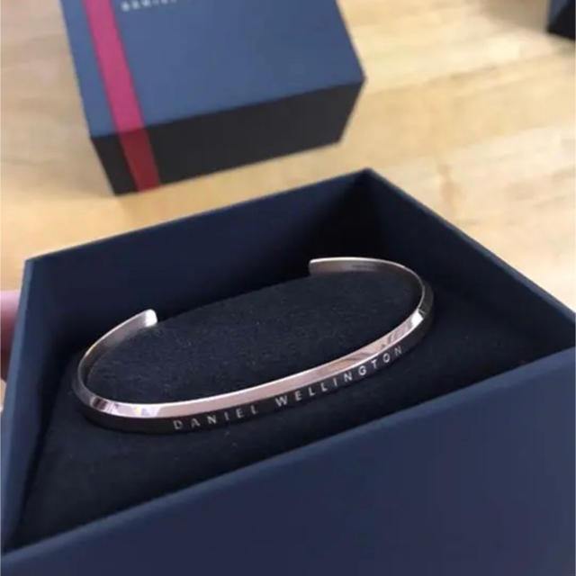 Daniel Wellington(ダニエルウェリントン)のDaniel Wellington バングル ローズゴールド 全品半額売り切り中 メンズのアクセサリー(バングル/リストバンド)の商品写真