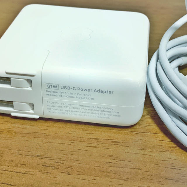 Apple(アップル)の61W USB-C電源アダプタ Macbook Pro Apple  スマホ/家電/カメラのスマートフォン/携帯電話(バッテリー/充電器)の商品写真