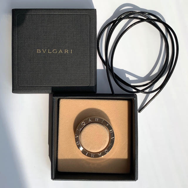 BVLGARI(ブルガリ)のブルガリ・ブルガリキーリング　未使用　箱、革紐付き メンズのファッション小物(キーホルダー)の商品写真