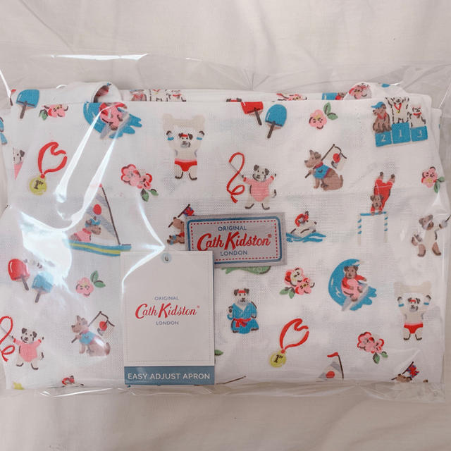 Cath Kidston(キャスキッドソン)の【新品未使用】キャスキッドソン　スポーティドッグ エプロン　クリーム ホワイト インテリア/住まい/日用品のキッチン/食器(その他)の商品写真