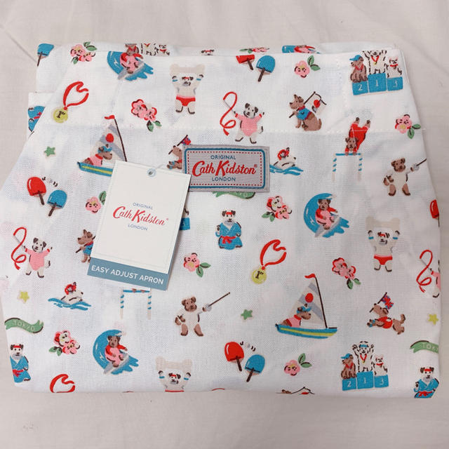 Cath Kidston(キャスキッドソン)の【新品未使用】キャスキッドソン　スポーティドッグ エプロン　クリーム ホワイト インテリア/住まい/日用品のキッチン/食器(その他)の商品写真