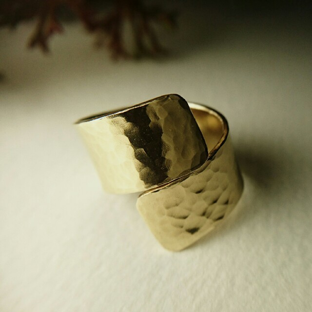 ◻真鍮リング ツイストライン9㎜幅◻ ハンドメイド レディースのアクセサリー(リング(指輪))の商品写真