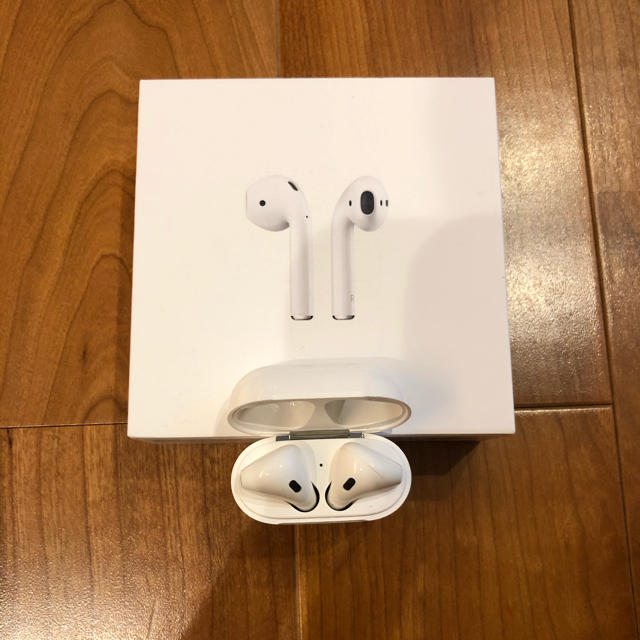 Apple(アップル)の送料込み！AirPods 付属品全て付！ スマホ/家電/カメラのオーディオ機器(ヘッドフォン/イヤフォン)の商品写真