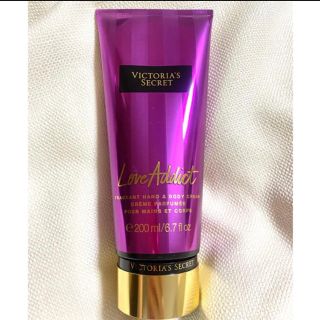 ヴィクトリアズシークレット(Victoria's Secret)の【新品・未使用】ヴィクトリアシークレット　ラブアディクト200ml フレグランス(ボディクリーム)