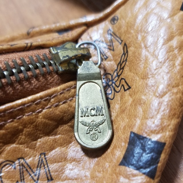 MCM(エムシーエム)のMCM ロゴ ゴールド金具 ボディバッグ ウエストポーチ  レディースのバッグ(ボディバッグ/ウエストポーチ)の商品写真