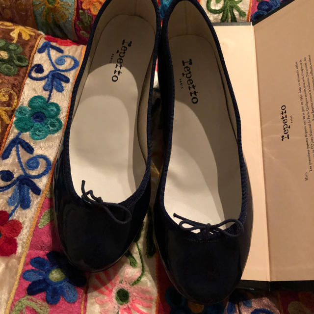 repetto(レペット)のレペット　カミーユ39.5 エナメル　ネイビー　未使用 レディースの靴/シューズ(バレエシューズ)の商品写真