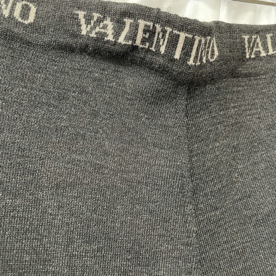 VALENTINO(ヴァレンティノ)のヴァレンティノ　ロゴ入りダークグレーニットスカート レディースのスカート(ひざ丈スカート)の商品写真