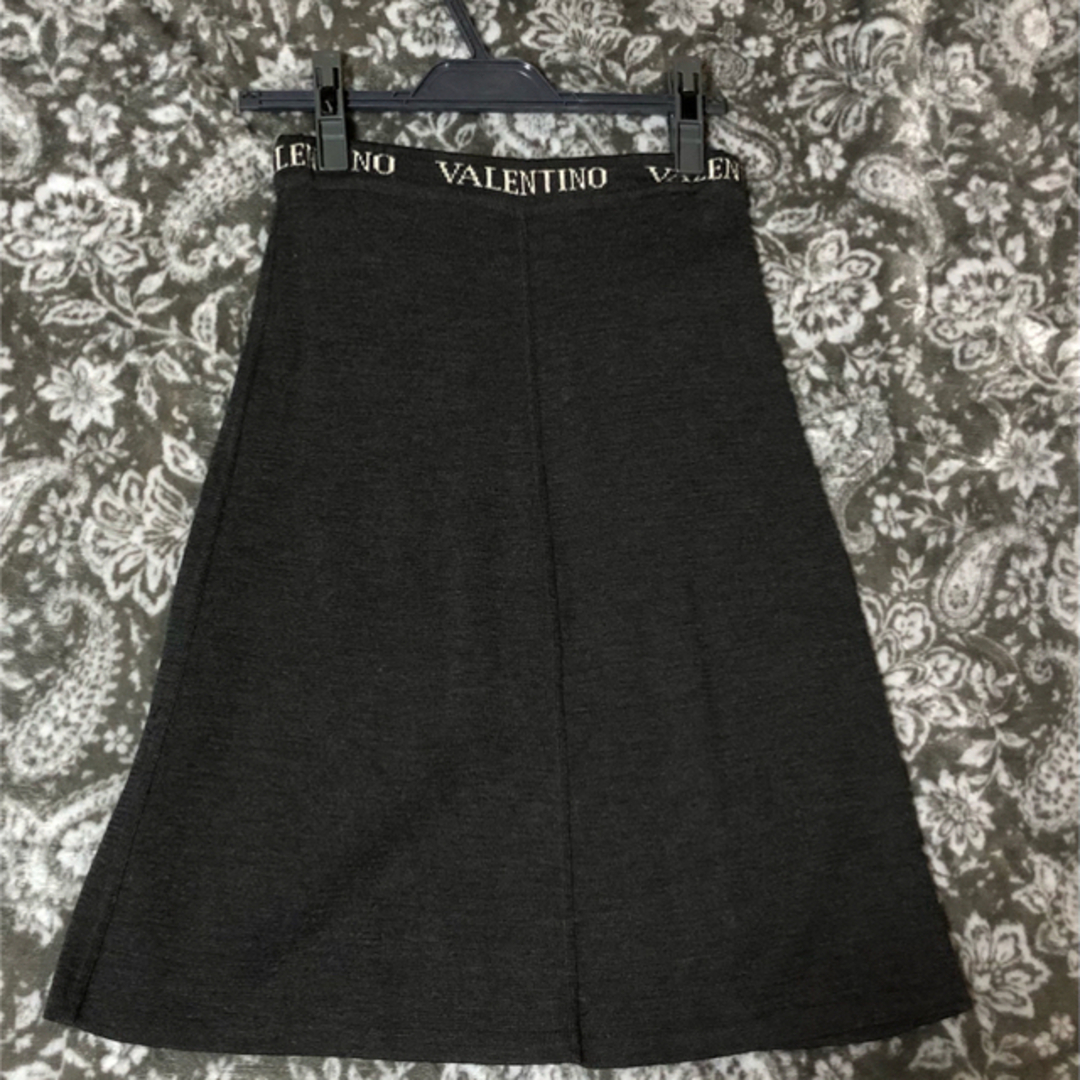 VALENTINO(ヴァレンティノ)のヴァレンティノ　ロゴ入りダークグレーニットスカート レディースのスカート(ひざ丈スカート)の商品写真