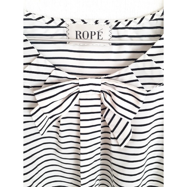 ROPE’(ロペ)の美品　ROPE　リボン　シャツ　M レディースのトップス(シャツ/ブラウス(半袖/袖なし))の商品写真
