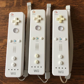 ウィー(Wii)のWiiリモコン3本、ストラップ付き(家庭用ゲーム機本体)