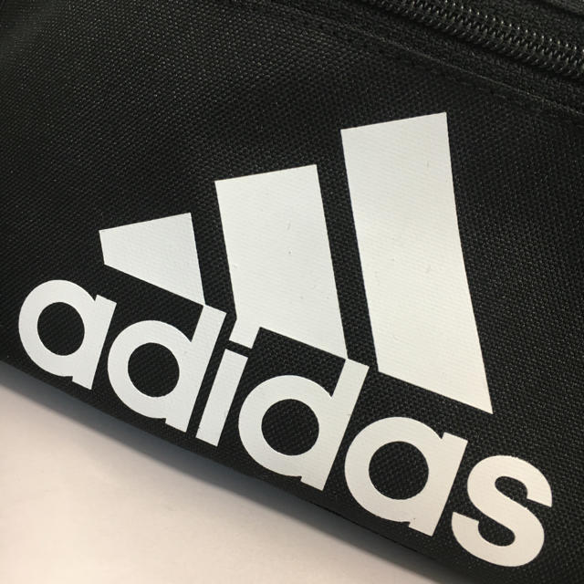 Champion(チャンピオン)の正規品　大人気！アディダス　ボディバッグ　 ウエストポーチ  adidas 黒 メンズのバッグ(ボディーバッグ)の商品写真