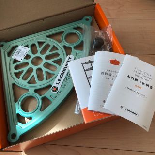 ルクルーゼ(LE CREUSET)の【新品】ル・クルーゼ ポットスタンド 5段 クールミント(収納/キッチン雑貨)