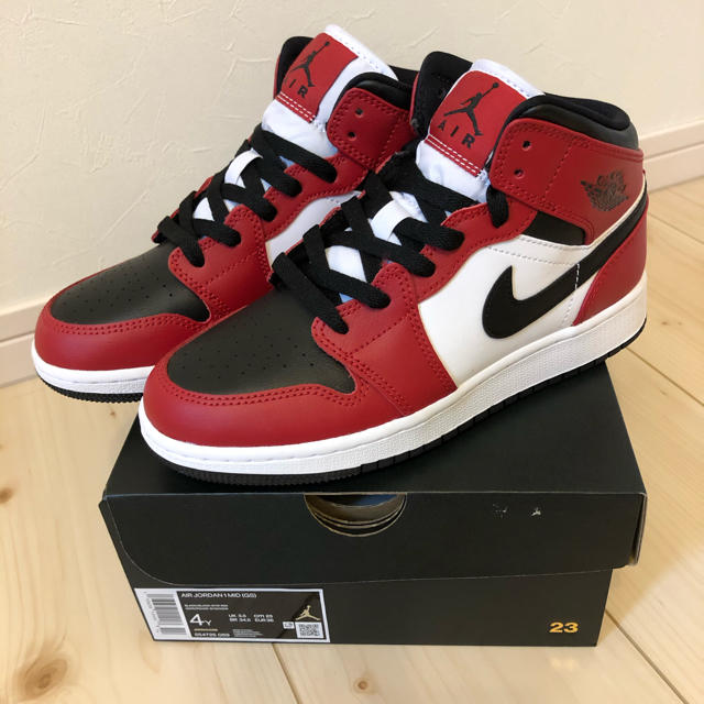 NIKE(ナイキ)のAIR JORDAN 1 MID GS 23.0cm NIKE 未使用 キッズ/ベビー/マタニティのキッズ靴/シューズ(15cm~)(スニーカー)の商品写真