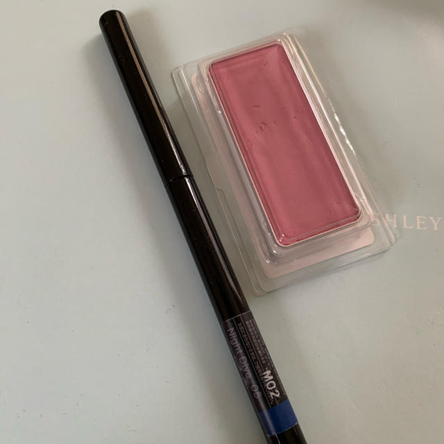 shu uemura(シュウウエムラ)のshu uemura チーク+addiction アイライナー コスメ/美容のベースメイク/化粧品(チーク)の商品写真