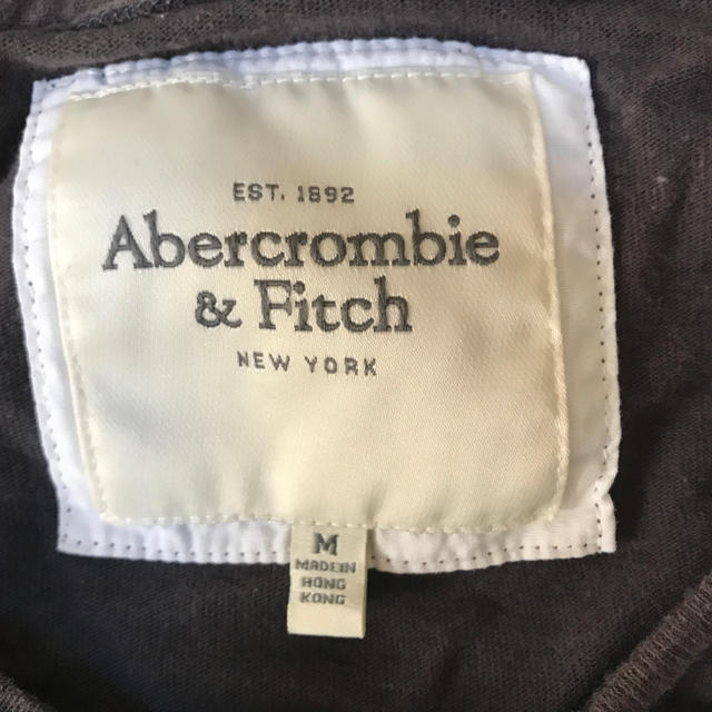 Abercrombie&Fitch(アバクロンビーアンドフィッチ)のアバクロ　長Tシャツ　ダークグレーMサイズ メンズのトップス(Tシャツ/カットソー(半袖/袖なし))の商品写真