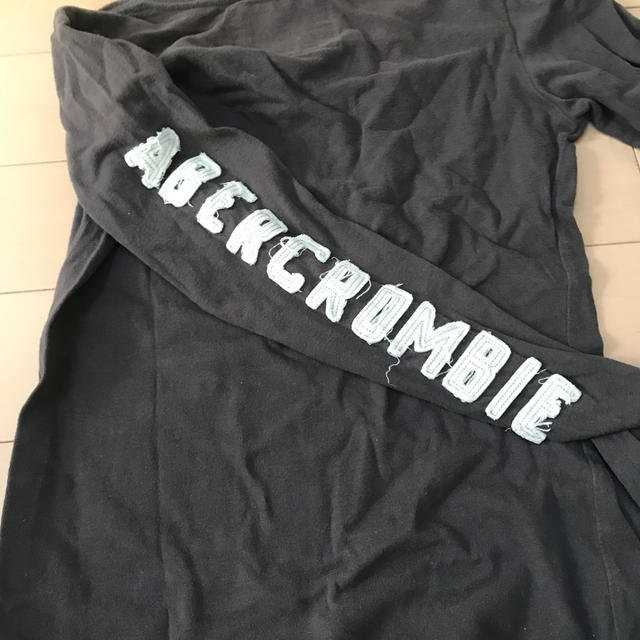 Abercrombie&Fitch(アバクロンビーアンドフィッチ)のアバクロ　長Tシャツ　ダークグレーMサイズ メンズのトップス(Tシャツ/カットソー(半袖/袖なし))の商品写真