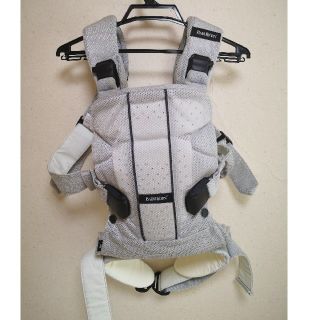 ベビービョルン(BABYBJORN)のベビービョルン 抱っこ紐 メッシュ　グレー(抱っこひも/おんぶひも)