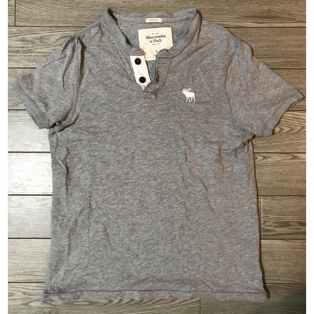 Abercrombie&Fitch(アバクロンビーアンドフィッチ)のアバクロ abercrombie&fitch ヘンリーネックTシャツ　グレー メンズのトップス(Tシャツ/カットソー(半袖/袖なし))の商品写真