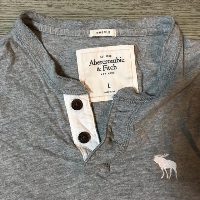 Abercrombie&Fitch(アバクロンビーアンドフィッチ)のアバクロ abercrombie&fitch ヘンリーネックTシャツ　グレー メンズのトップス(Tシャツ/カットソー(半袖/袖なし))の商品写真