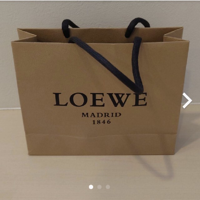 LOEWE(ロエベ)のLOEWE　ロエベ　ショップ紙袋　高約18 横約22 奥行約7 インテリア/住まい/日用品の日用品/生活雑貨/旅行(その他)の商品写真