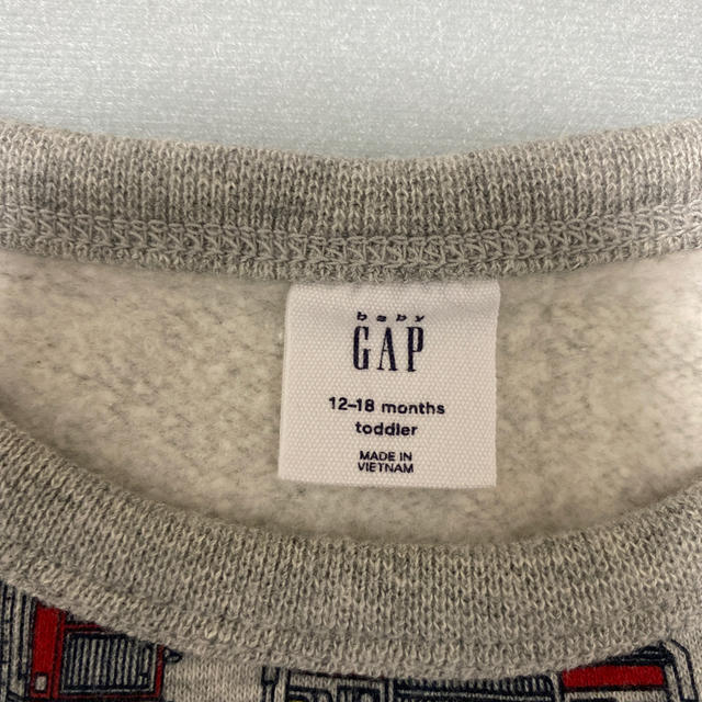 GAP(ギャップ)のGAP 裏起毛  消防車 トレーナー キッズ/ベビー/マタニティのベビー服(~85cm)(トレーナー)の商品写真