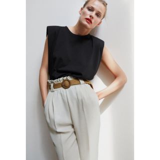 ザラ(ZARA)の本日限り✨ZARA ベルト付きハイライズパンツ(クロップドパンツ)