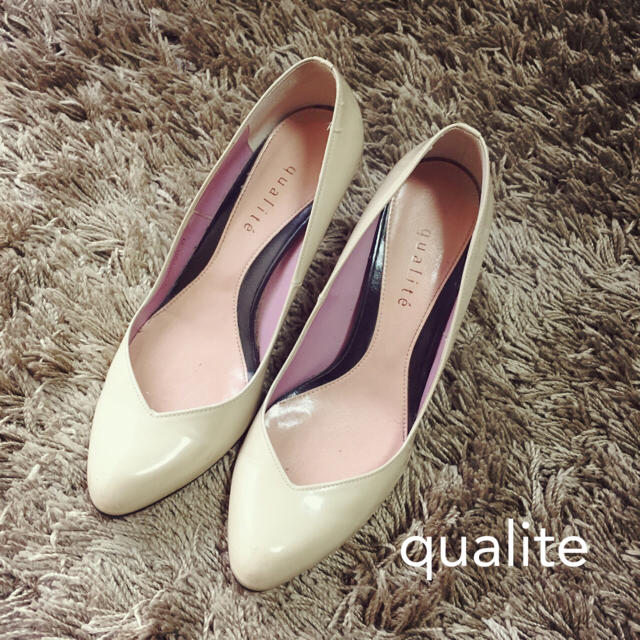 qualite(カリテ)のqualite エナメルパンプス レディースの靴/シューズ(ハイヒール/パンプス)の商品写真