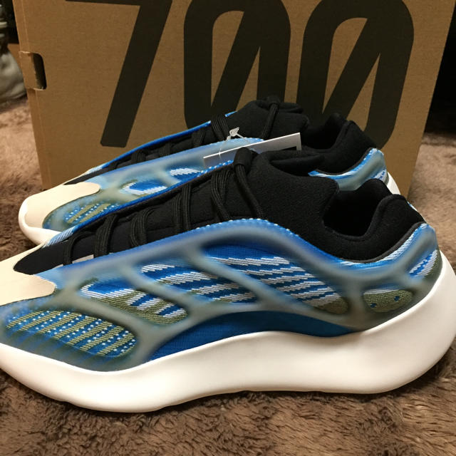 adidas(アディダス)のadidas YEEZY 700 V3 Arzareth 27cm メンズの靴/シューズ(スニーカー)の商品写真