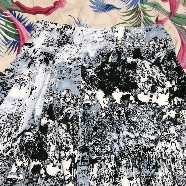 Calvin Klein(カルバンクライン)の【美品】 カルバンクライン スカート 風景 水墨画 ホワイト ブラック 厚手 レディースのスカート(ひざ丈スカート)の商品写真