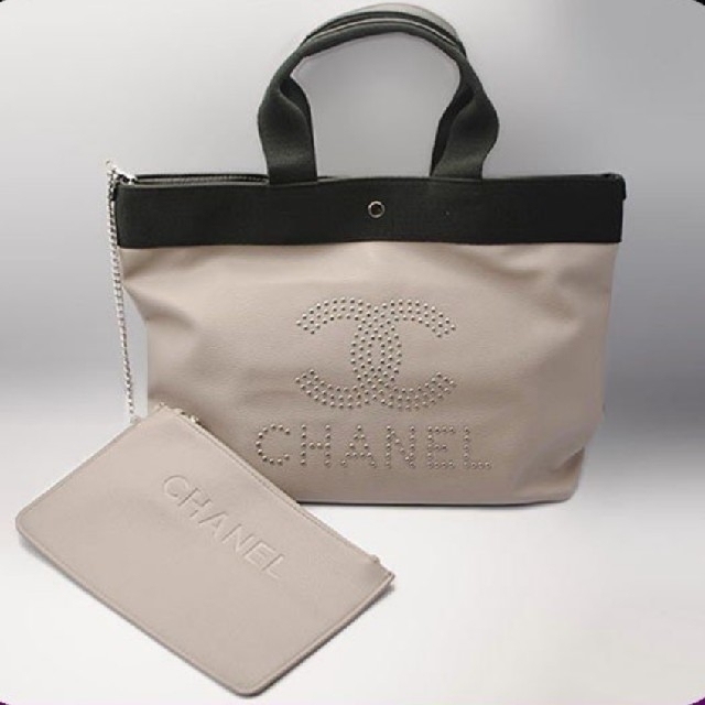 CHANEL(シャネル)のCHANEL トートバッグ ポーチ付き 新品未使用♡A4 NY VIPノベルティ レディースのバッグ(ハンドバッグ)の商品写真