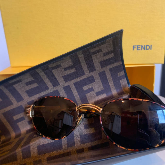 FENDI(フェンディ)のFENDI サングラス　小洒落感❤️ レディースのファッション小物(サングラス/メガネ)の商品写真