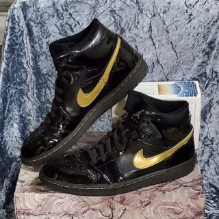 ナイキ(NIKE)のNIKE　AIR JORDAN 1 RETRO　黒×金 エナメル　(スニーカー)