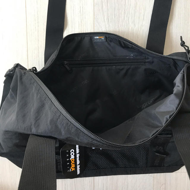 Supreme(シュプリーム)のシュプリーム  トートバッグ ブラック Zip tote supreme メンズのバッグ(トートバッグ)の商品写真