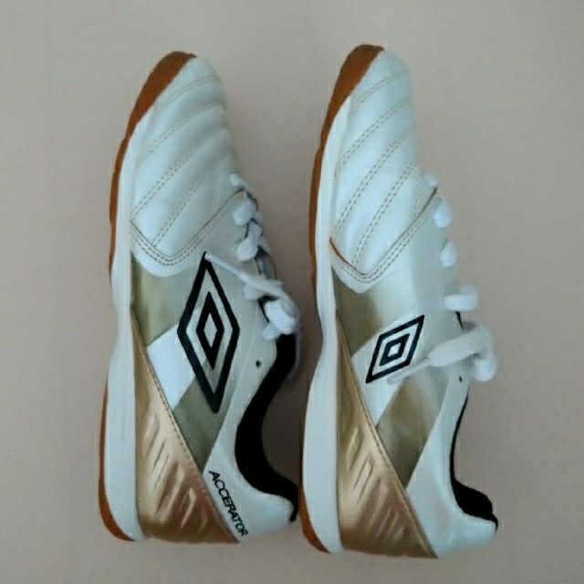 UMBRO(アンブロ)のUmbroフットサルシューズ　23.5cm（値下げしました） スポーツ/アウトドアのサッカー/フットサル(シューズ)の商品写真