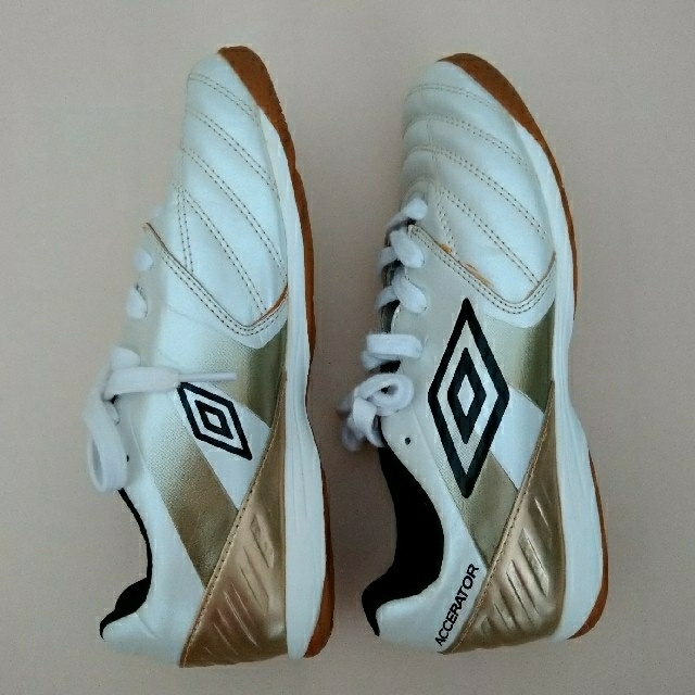 UMBRO(アンブロ)のUmbroフットサルシューズ　23.5cm（値下げしました） スポーツ/アウトドアのサッカー/フットサル(シューズ)の商品写真