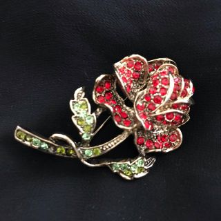 スワロフスキー(SWAROVSKI)のスワロフスキー 薔薇ブローチ(ブローチ/コサージュ)