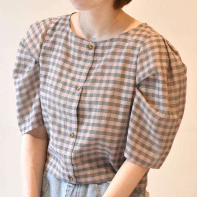 w closet(ダブルクローゼット)のラメチェックパワショルショート丈ブラウス　サックス レディースのトップス(シャツ/ブラウス(半袖/袖なし))の商品写真