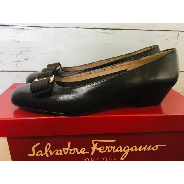 Salvatore Ferragamo(サルヴァトーレフェラガモ)の専用　極美品　フェラガモ　ヴァラ　パンプス　定番　5.5C レディースの靴/シューズ(ハイヒール/パンプス)の商品写真