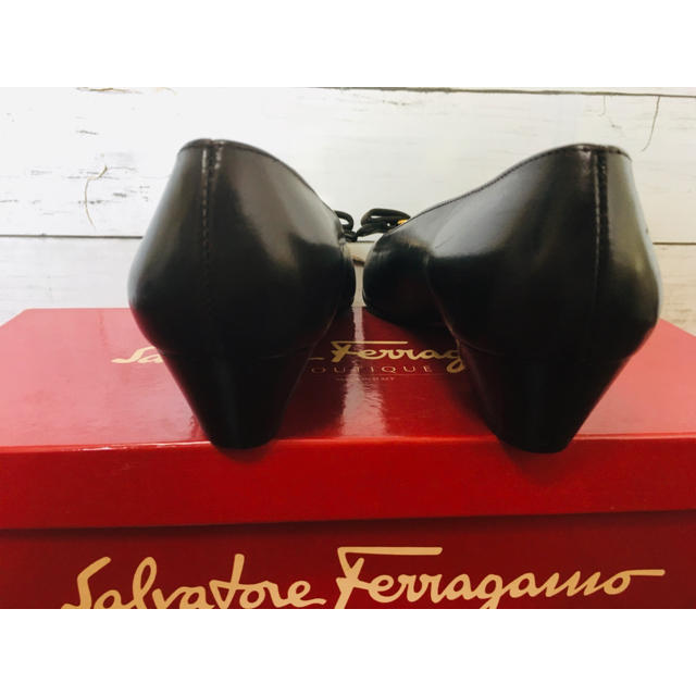 Salvatore Ferragamo(サルヴァトーレフェラガモ)の専用　極美品　フェラガモ　ヴァラ　パンプス　定番　5.5C レディースの靴/シューズ(ハイヒール/パンプス)の商品写真